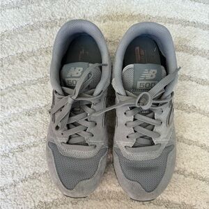 Tennis New Balance Size 7.5 Like new. Color grey and pink.